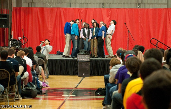 The MIT Logs perform in front of over 1000 prospective freshmen during the CPW Student Welcome and Prefrosh Icebreaker in Rockwell Cage on Thursday.