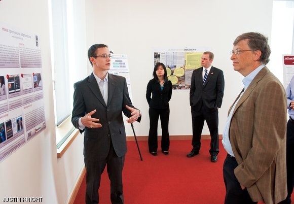 As Bill Gates looks on, Christopher A. Moses ‘10 explains Sana (formerly Moca), an organization that helps connect patients, doctors and nurses using cell phone technology.