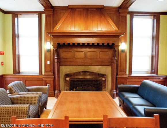 A lounge with a working fireplace in the northern dining area of the Howard Dining Hall. The hall includes two dining areas, as well as a personal dining room that can be reserved for events or used as overflow space for diners.