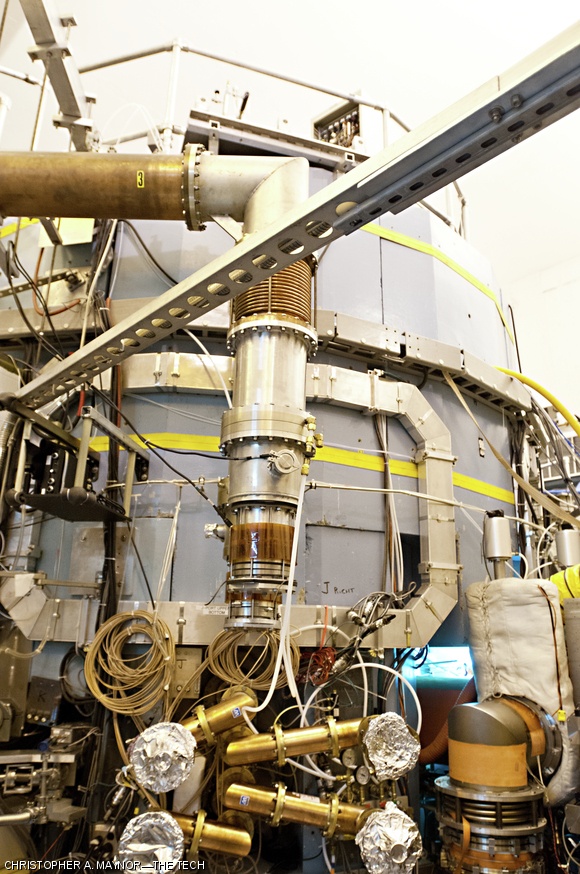 This coaxial cable carries several megawatts of radio frequency power into the tokamak to heat the plasma inside at the ion-cyclotron resonance frequency.