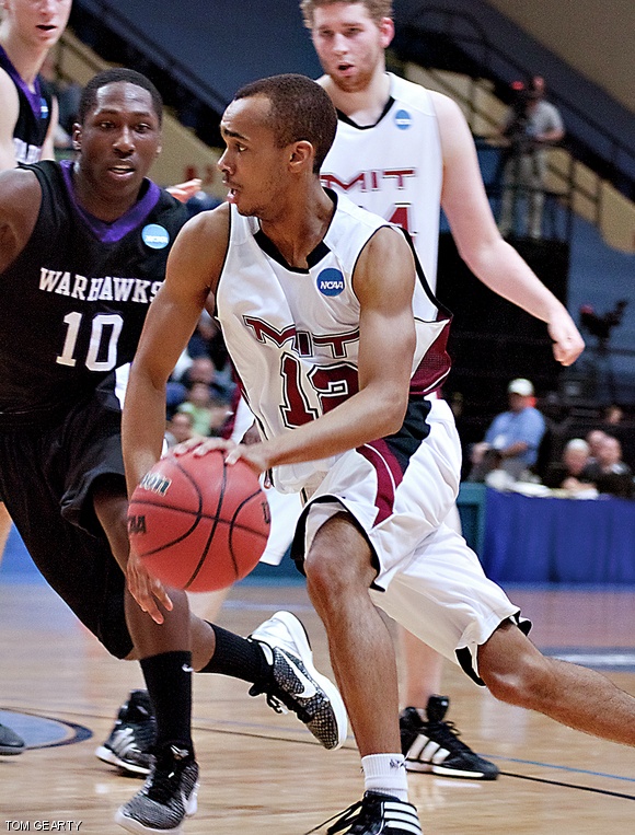 Paul E. Dawson ’15 drives down the court in MIT’s historic Final Four game against the University of Wisconsin-Whitewater Warhawks.