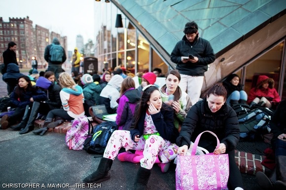 Despite the cold, sophomores wait outside Kresge Auditorium for the Class of 2014 Ring Premiere last Friday evening. Some stood in line for hours in the hopes of getting a free gift.