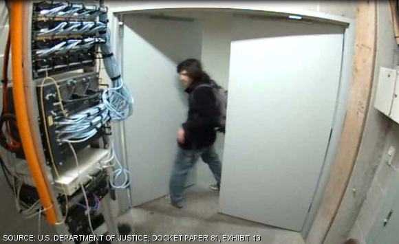 Aaron Swartz enters 16-004T on Jan. 4, 2011, face exposed.