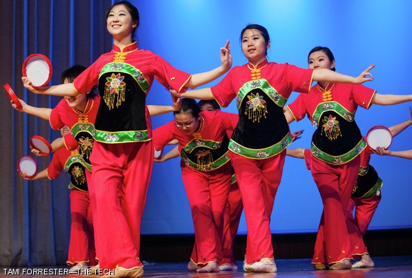 Tina Zheng ’16 (left) and Beipeng Mu G (right) along with other performers in “Resonant Drums” present a Han ethnic piece using sharp movements combined with the striking of drums.