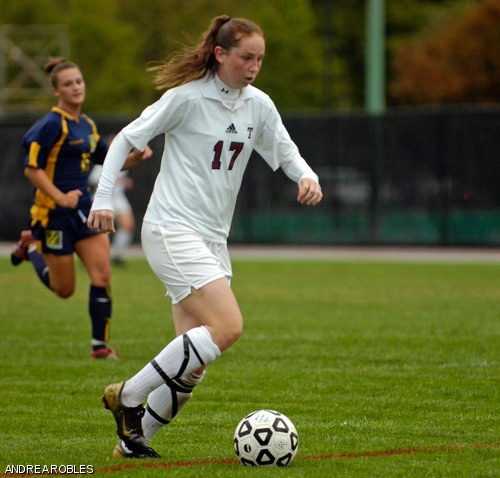 Amy S. Ludlum ’08 dribbles in space in the women’s soccer game against the University of Massachusetts Dartmouth Tuesday. The Engineers triumphed over the Corsairs 6-1, despite the heavy rain.