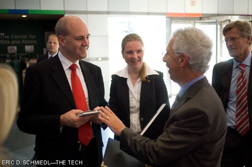 Swedish Prime Minister Fredrik Reinfeldt accepts a copy of graphic designer and computer scientist John Maeda’s book Simplicity from MIT Media Lab Director Frank Moss after Reinfeldt toured the Media Lab Tuesday, Sept. 25. Reinfeldt earlier presented Moss with a copy of Helene Schmitz’s book A Passion for Systems.