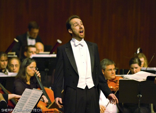 Baritone David Kravitz joins the New England Philharmonic for Gustav Mahler’s Lieder eines fahrenden Gesellen during Saturday’s concert in Kresge Auditorium.