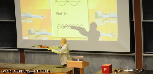 Oxford mathematician Marcus du Sautoy explains how the waveform of a violin’s sound can be expressed as a linear combination of pure tones. The explanation served as a stepping stone toward explaining the utility of the famous Riemann hypothesis. Sautoy presented a lecture entitled “The Music of the Primes” yesterday evening in 26-100.