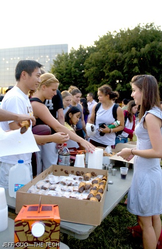 Jacky Lau ’11 talks with Emma M. Rosen ’11 during the 2011 study break “Cannolis” on Monday, Sept. 8.