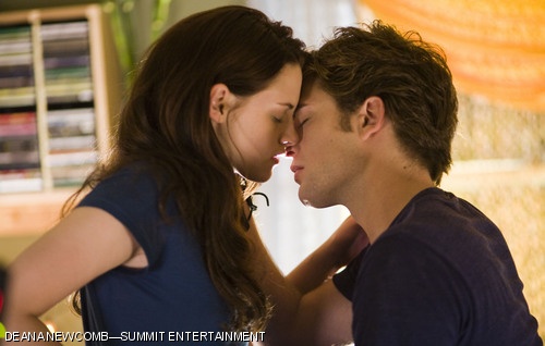 Kristen Stewart plays Bella Swan, a teenaged girl who falls in love with the vampire Edward Cullen (played by Robert Pattison), in the film “Twilight,” an adaptation of the best-selling book of the same name.
