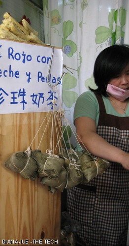 In Buenos Aires’ Chinese immigrant neighborhood, a woman sells “red tea with milk and pearls” and sticky rice.