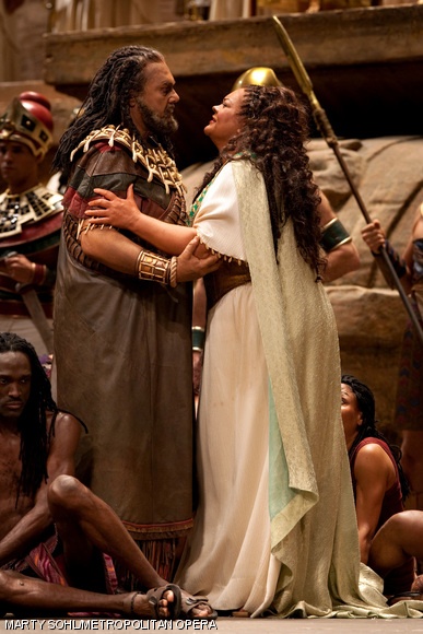 Carlo Guelfi plays Amonasro, and Violeta Urmana plays the title role in Verdi’s Aida.