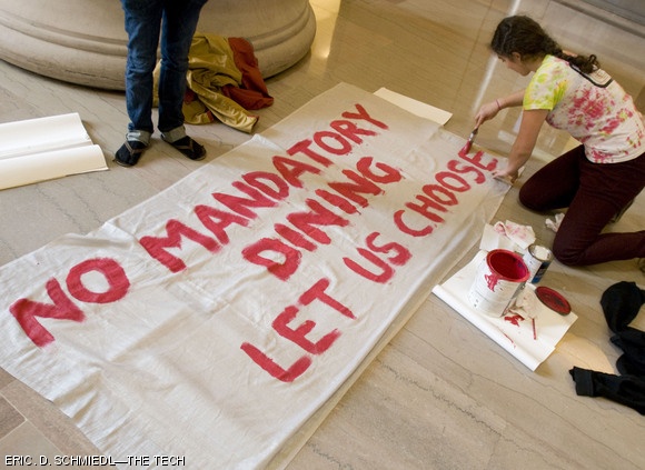 Carmel R. Dudley ’11 paints a banner reading “No Mandatory Dining / Let Us Choose!” that was hung in Lobby 7 during the Campaign For Students protest on Tuesday.