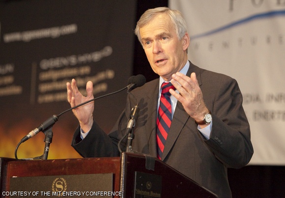 At the MIT Energy Conference on Saturday, United States Senator Jeff Bingaman (D-NM) speaks about the steps that the U.S. must take to achieve energy independence. The annual student-run conference focuses on technology- and policy-based solutions to global energy problems.