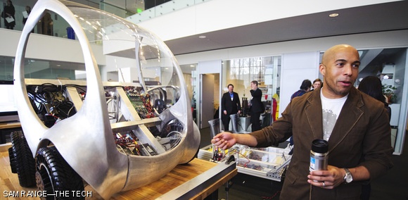 William Lark G from the Media Lab’s Smart Cities Group shows visitors a scale model of the foldable CityCar. The Media Lab extension (E14) can display larger models than the old Media Lab (E15) could accommodate.
