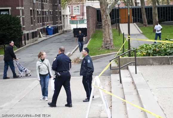 Police talk to passers-by after the stabbing of an Anna’s Taqueria employee. A witness heard the victim say through an interpreter that the suspect was the victim’s cousin.
