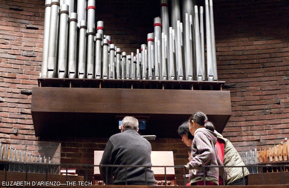Douglas Witte shows some children the art of playing the organ at the MIT Chapel after the organ recital on Veteran’s Day. Helen Ward Mannix and Witte both performed, playing pieces such as “Four Versets and a Canzona” by James Woodman and “Fugue in F major” by J. S. Bach.