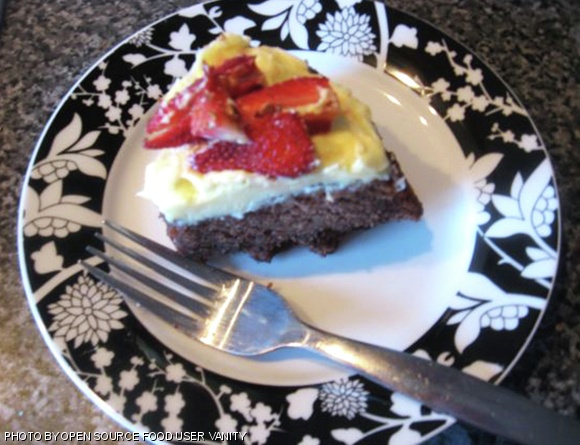 Try making this simple chocolate and strawberry cake. Even for novice bakers, it’s easy to put together.