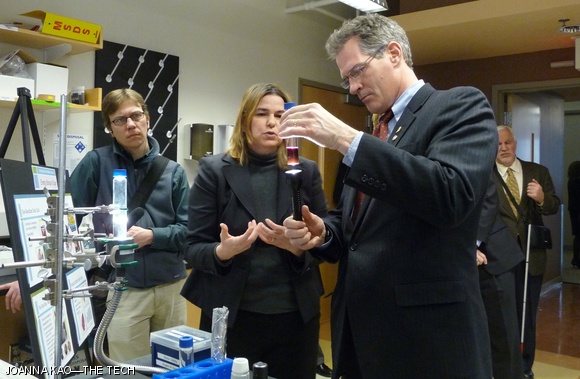 Senator Scott Brown (R-Mass) observes a demonstration by Materials Science and Engineering and Biology Engineering Professor Angela M. Belcher during a tour of the Institute for Soldier Nanotechnologies at MIT.