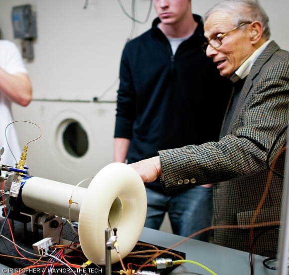 Fredric F. Ehrich ’47, an MIT senior lecturer, instructs students during the IAP subject “Introduction to Jet Propulsion.” The class began hands-on testing of a jet engine.