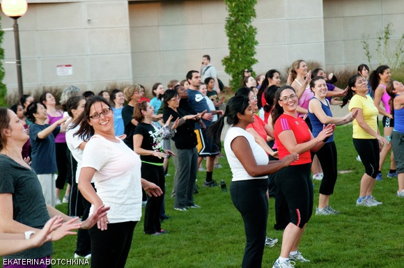An energetic crowd gathered on Kresge Lawn for MIT’s largest Zumba class on Thursday afternoon.