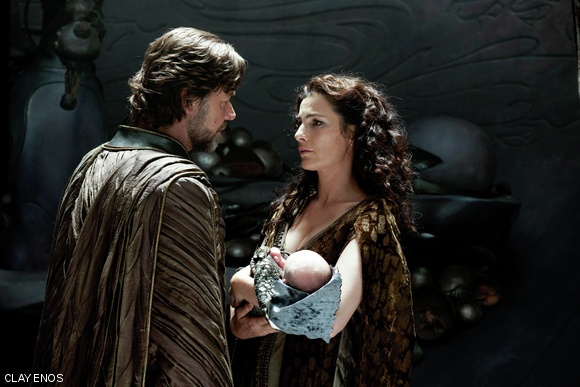 Jor-El (Russell Crowe) and Lara Lor-Van (Ayelet Zurer) with the infant Kal-El (Superman).